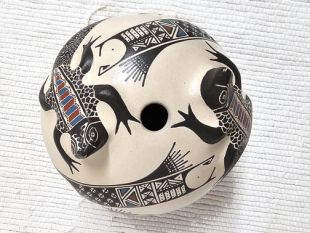 Mata Ortiz Handbuilt and Handpainted Seed Pot with Lizards