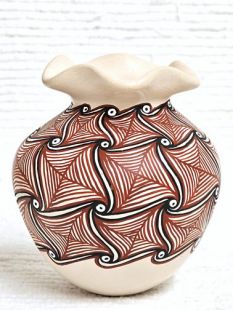 Mata Ortiz Handbuilt and Handpainted Pot