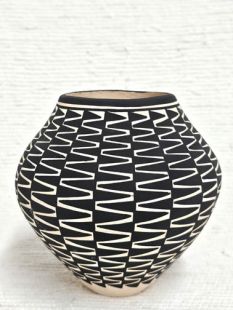 Native American Acoma Handbuilt and Handpainted Traditional Pot 